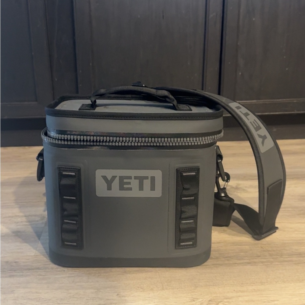 YETI Charcoal Compact Cooler hopper flip 8